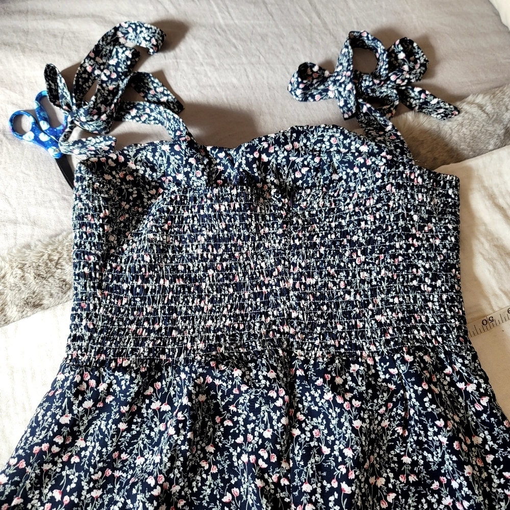 MISS LOLA Tie Shoulder Floral Smocked Dress size Large - Picture 9 of 16